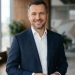 Портрет уверенного бизнесмена компании Ваш Авто Япония на нейтральном фоне в студийном освещении